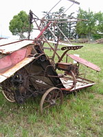 Moissonneuse lieuse (30eme fete des moissons de Saint-Jean-de-Touslas) (2)